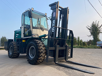 四驅(qū)越野叉車(chē)